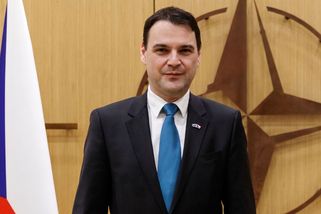 Místo faktů jen laciný sarkasmus. Zaskočený Macinka rozdával v televizi známky - Médium.cz